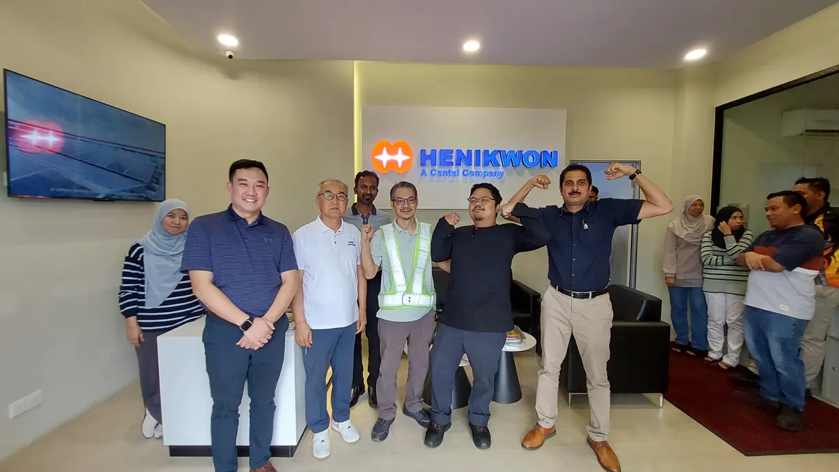 Masymul Hisyam bersama rakan sekerja di pejabat Henikwon Sdn Bhd